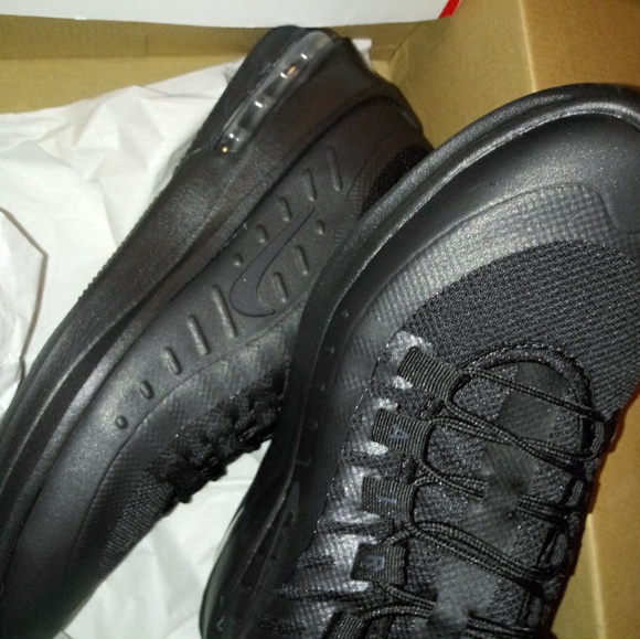 Tennis shoes - Picture 2 of 3